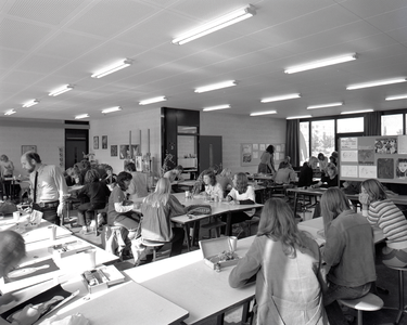 802925 Afbeelding van leerlingen in een klas van de Openbare Scholengemeenschap Hendrik van der Vlist (Amerikalaan 109) ...